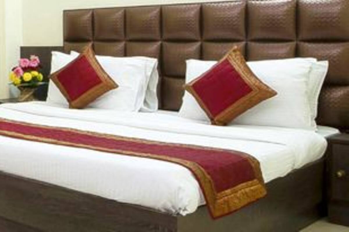 Ein Hotelzimmer mit einem großen Bett, einem Nachttisch und einem Sessel.