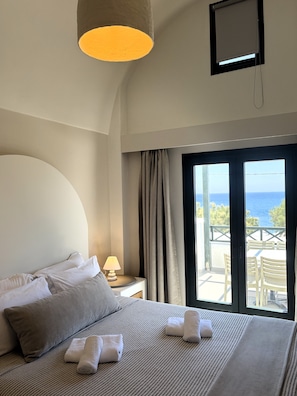 In-room safe, desk, blackout curtains, soundproofing - Sellada Beach  (Santorini)