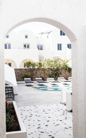 Seasonal outdoor pool, open 10:00 AM to 7:00 PM, pool loungers - Sellada Beach  (Santorini)