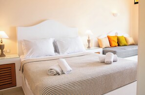 خزنة داخل الغرفة ومكتب وستائر تعتيم وتجهيزات عازلة للصوت