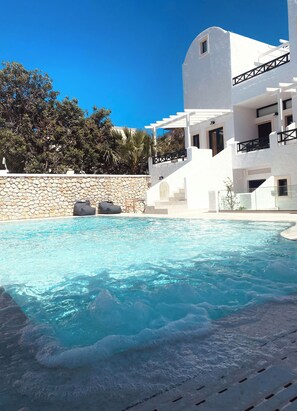 Seasonal outdoor pool, open 10:00 AM to 7:00 PM, pool loungers - Sellada Beach (Santorini)