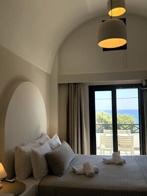 In-room safe, desk, blackout drapes, soundproofing - Sellada Beach  (Santorini)