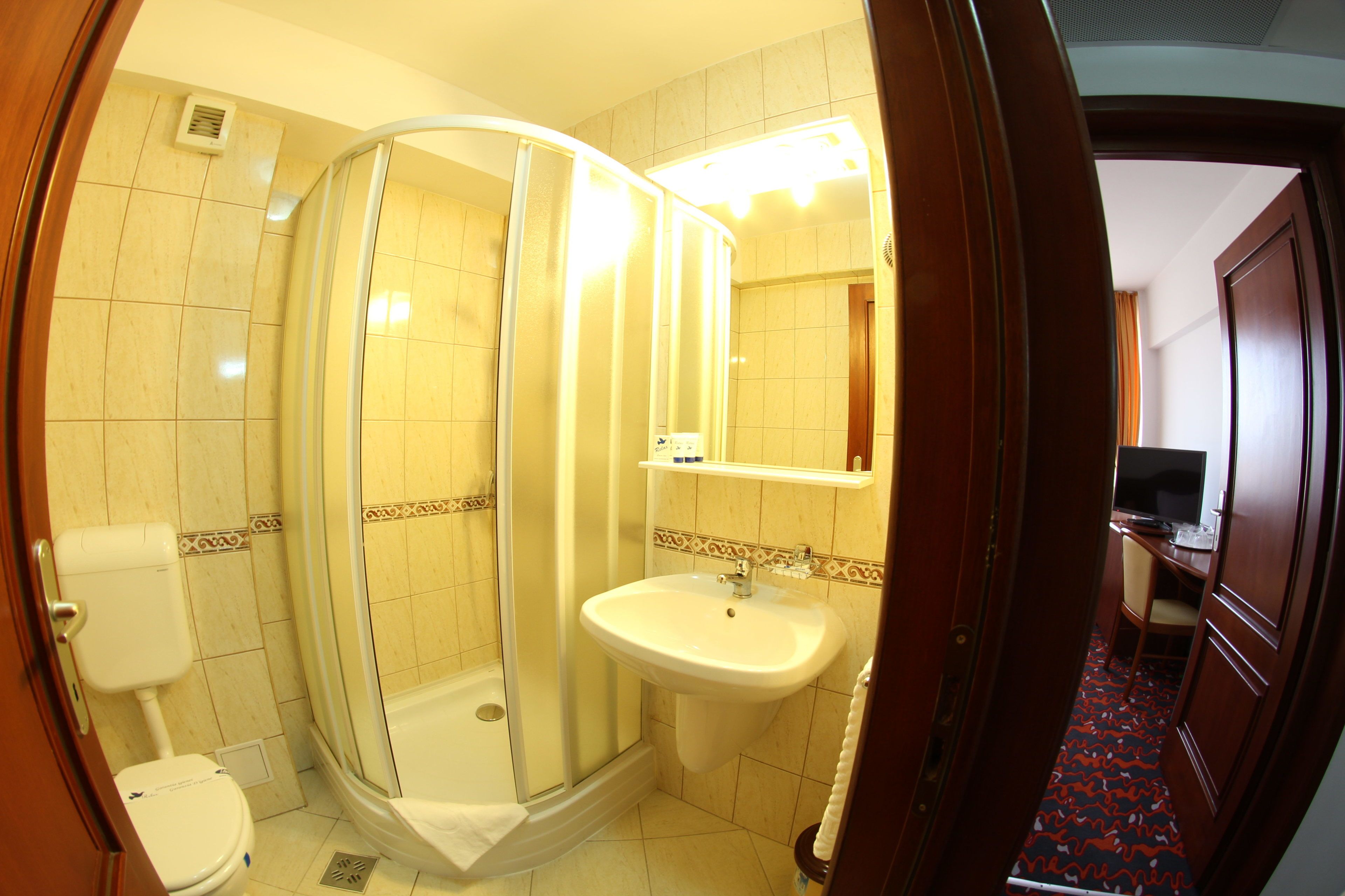 double room | bathroom | shower, free toiletries, hair dryer, towels