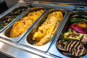 A buffet with various food options including scrambled eggs, grilled vegetables, and other dishes. - Hotel Parc Sibiu (Sibiu)