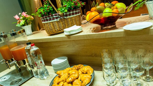 A buffet table with a variety of food items, including fruits, pastries, and beverages. - Hotel Parc Sibiu (Sibiu)