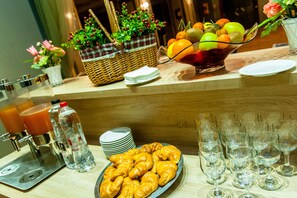 A buffet table with a variety of food items, including fruits, pastries, and beverages. - Hotel Parc Sibiu (Sibiu)