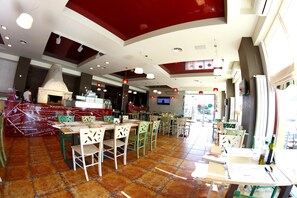 Se sirven comidas, cenas y pizza 