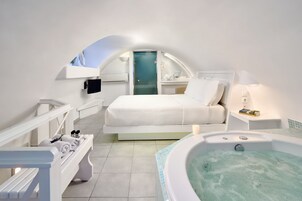 Ropa de cama de alta calidad y caja de seguridad en la habitación 