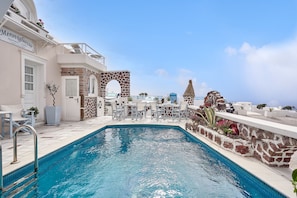 Seasonal outdoor pool - Merovigliosso Apartments (Santorini)