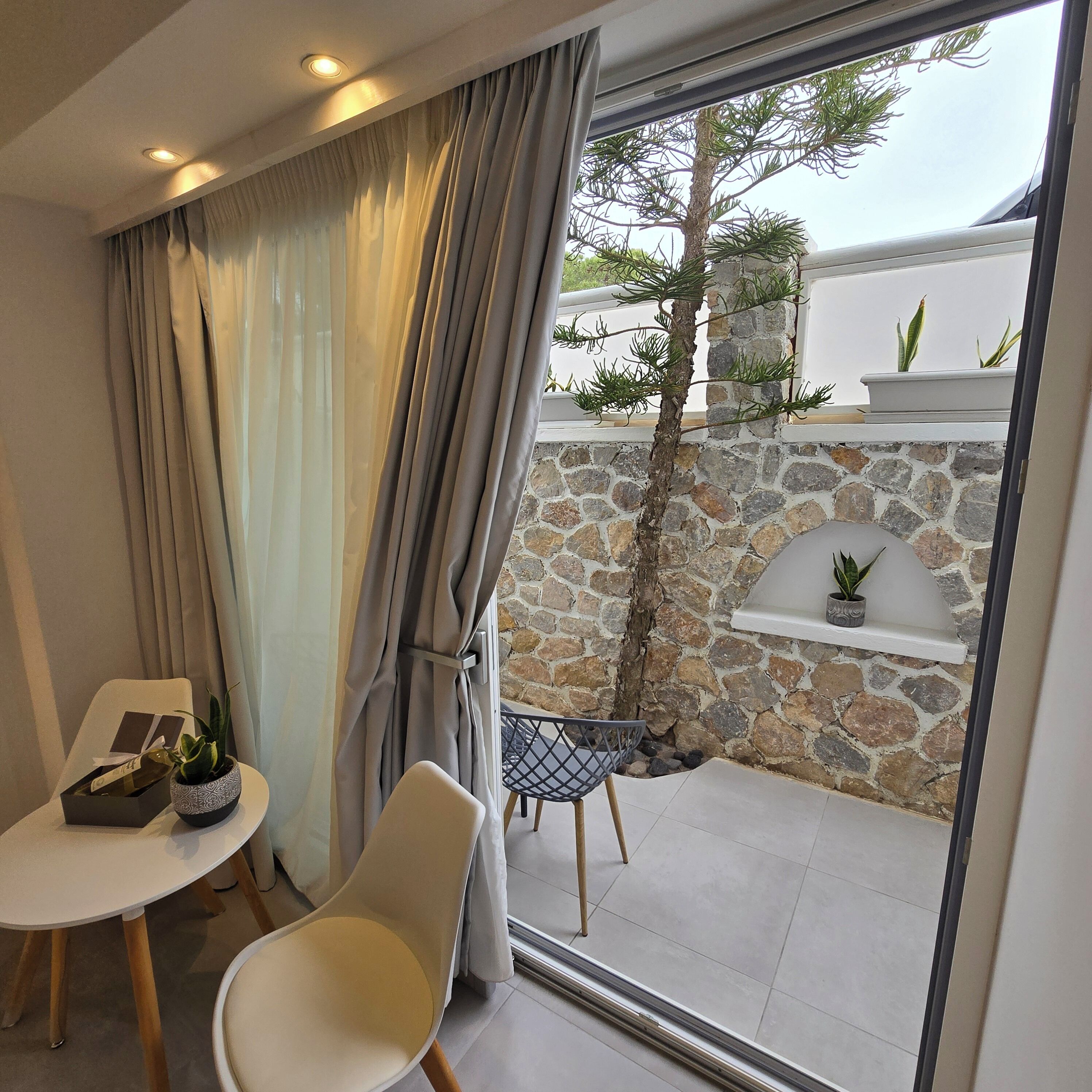 Studio | Premium bedding, in-room safe, soundproofing, iron/ironing board