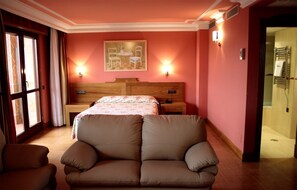 Superior Room | Living area | 32-inch flat-screen TV with digital channels, TV - Gran Hotel Liber & Spa (Noja)
