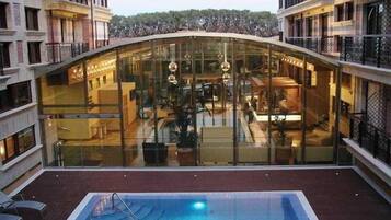 Piscina coberta i piscina a l'aire lliure