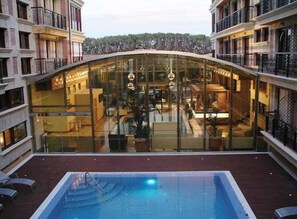 Una piscina techada, una piscina al aire libre