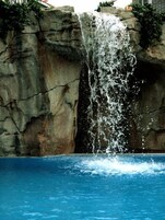 Una piscina cubierta, una piscina al aire libre