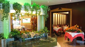 Phục vụ bữa sáng, bữa trưa và bữa tối 