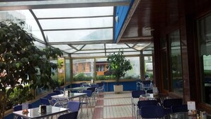 Phục vụ bữa sáng, bữa trưa và bữa tối 