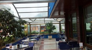 Serveert ontbijt, lunch, diner, lokale gerechten