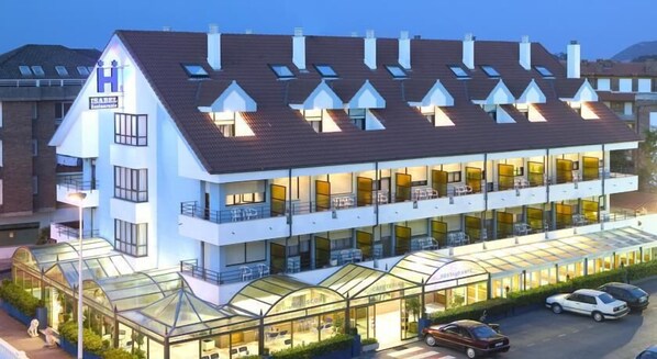 Voorkant accommodatie - avond/nacht