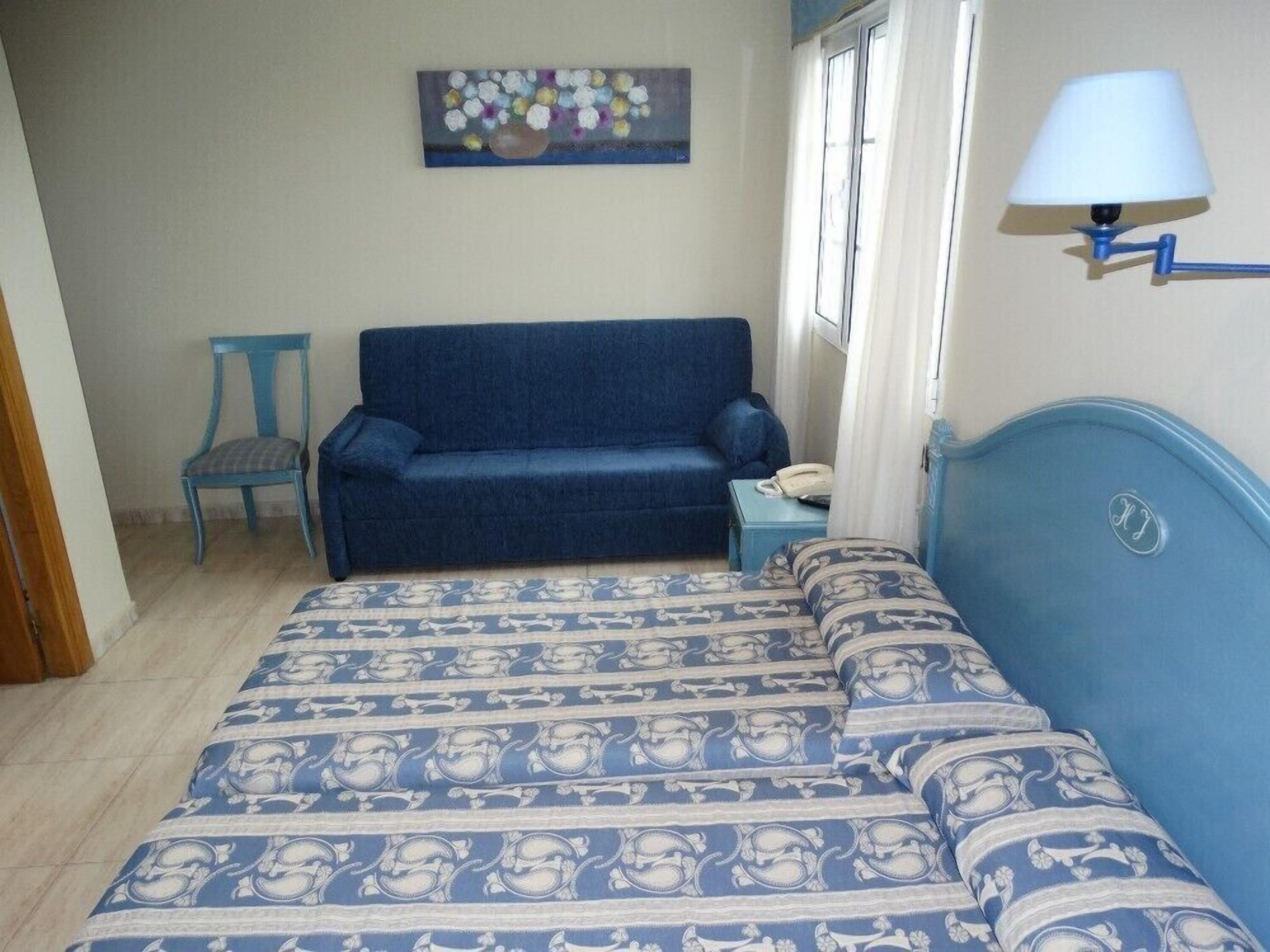 Cofres nos quartos, acesso grátis à internet com fio, roupa de cama