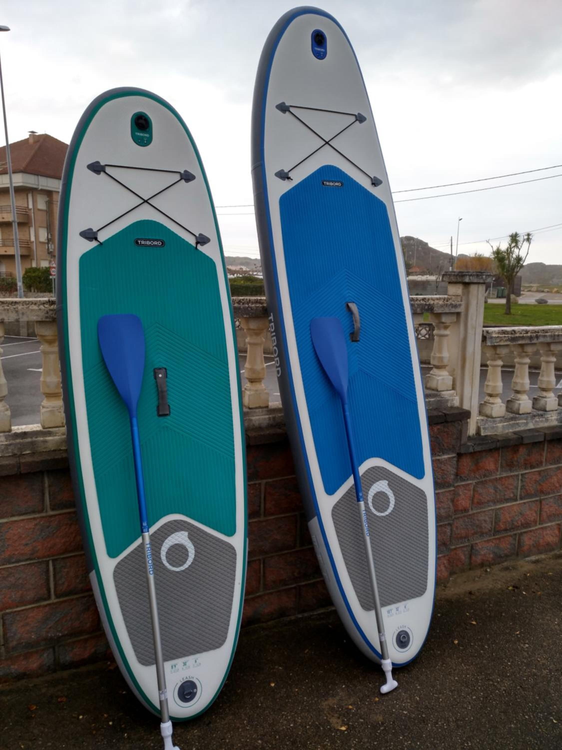 Dos tablas de remo apoyadas contra una pared de ladrillo.