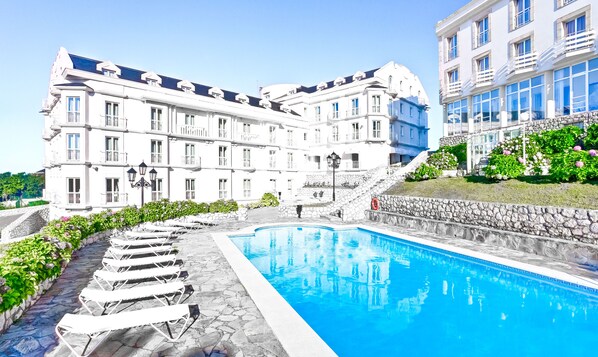 Utendørsbasseng, bassengparasoller og solsenger