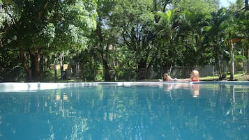 Piscine extérieure, chaises longues