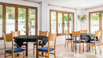 Petit déjeuner et déjeuner servis sur place, spécialités Cuisine locale