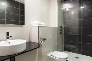Amenidades de baño gratuitas, secadora de cabello, toallas 