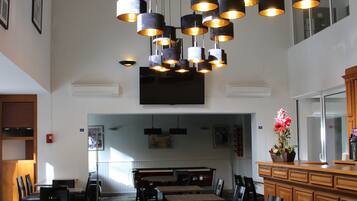 Petit déjeuner buffet (12 EUR par personne)