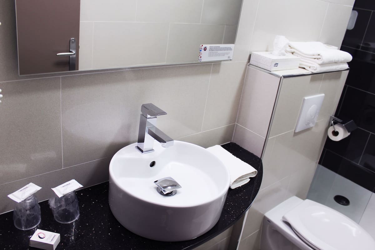 comfort double room, 1 double bed | bathroom | free toiletries, hair dryer, towels