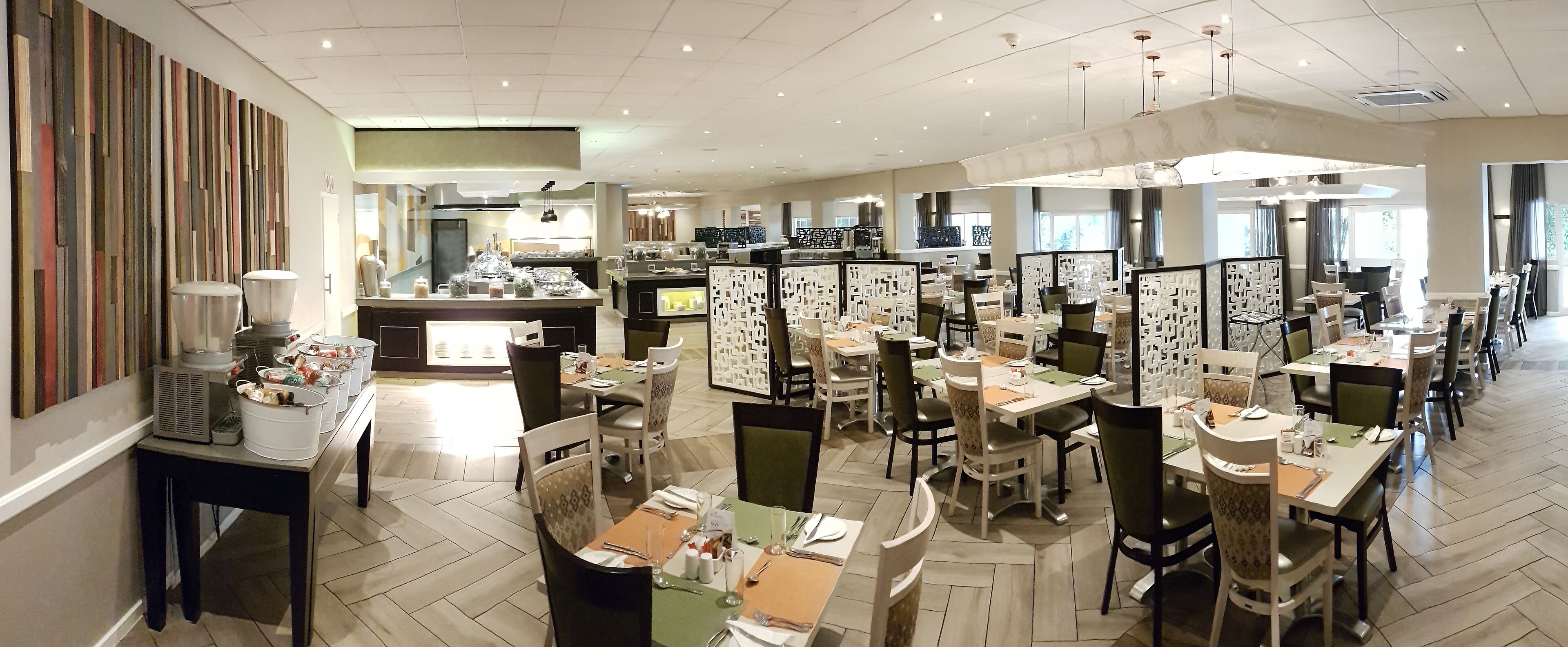 2 restaurants, breakfast, dinner served; international cuisine