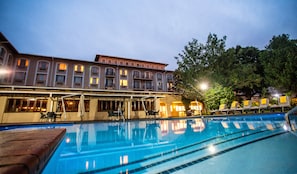 Piscine extérieure, parasols de plage, chaises longues