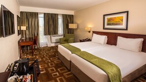 Een kluis op de kamer, een bureau, een laptopwerkplek