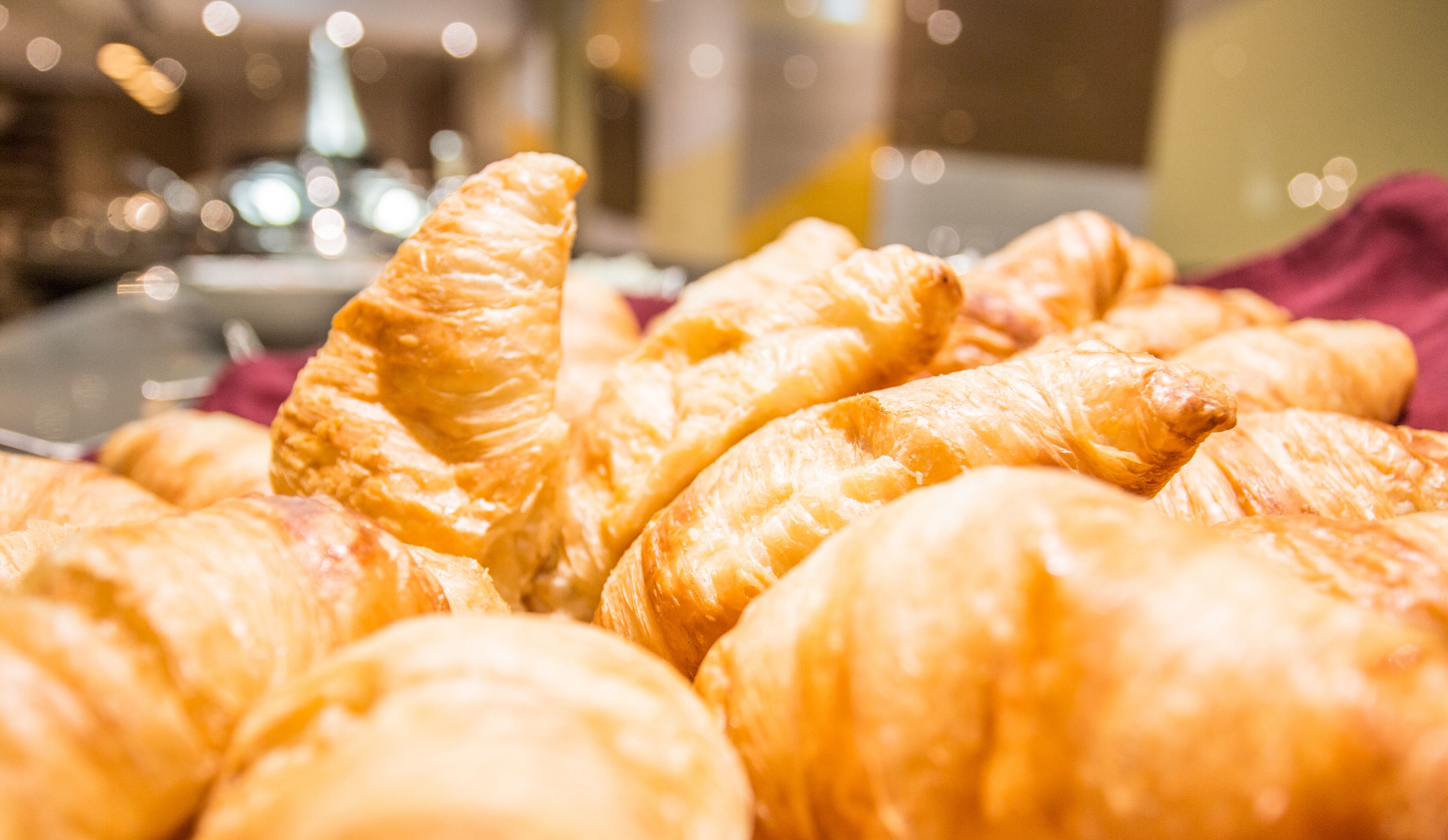 2 restaurants, breakfast, dinner served; international cuisine