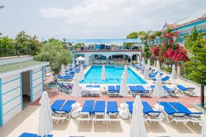 室外游泳池，池畔遮阳伞，日光浴躺椅