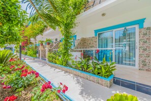 标准三人房 | 客房内保险箱、办公桌、收费 WiFi、床单