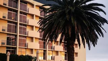 Kolam renang terbuka, payung kolam, kerusi lepak pantai