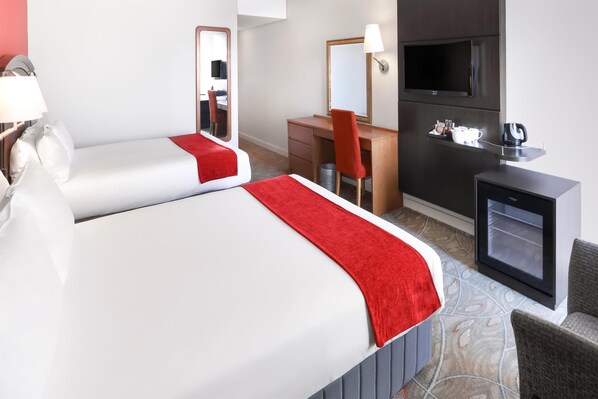 Double Room with Two Double Beds | 1 quarto, cofres nos quartos, escrivaninha