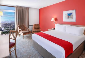 客房内保险箱、办公桌、笔记本电脑工作区、遮光窗帘