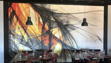供應午餐及晚餐;法國菜