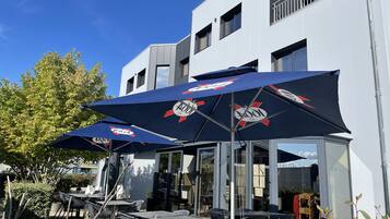 Voorkant accommodatie - avond/nacht