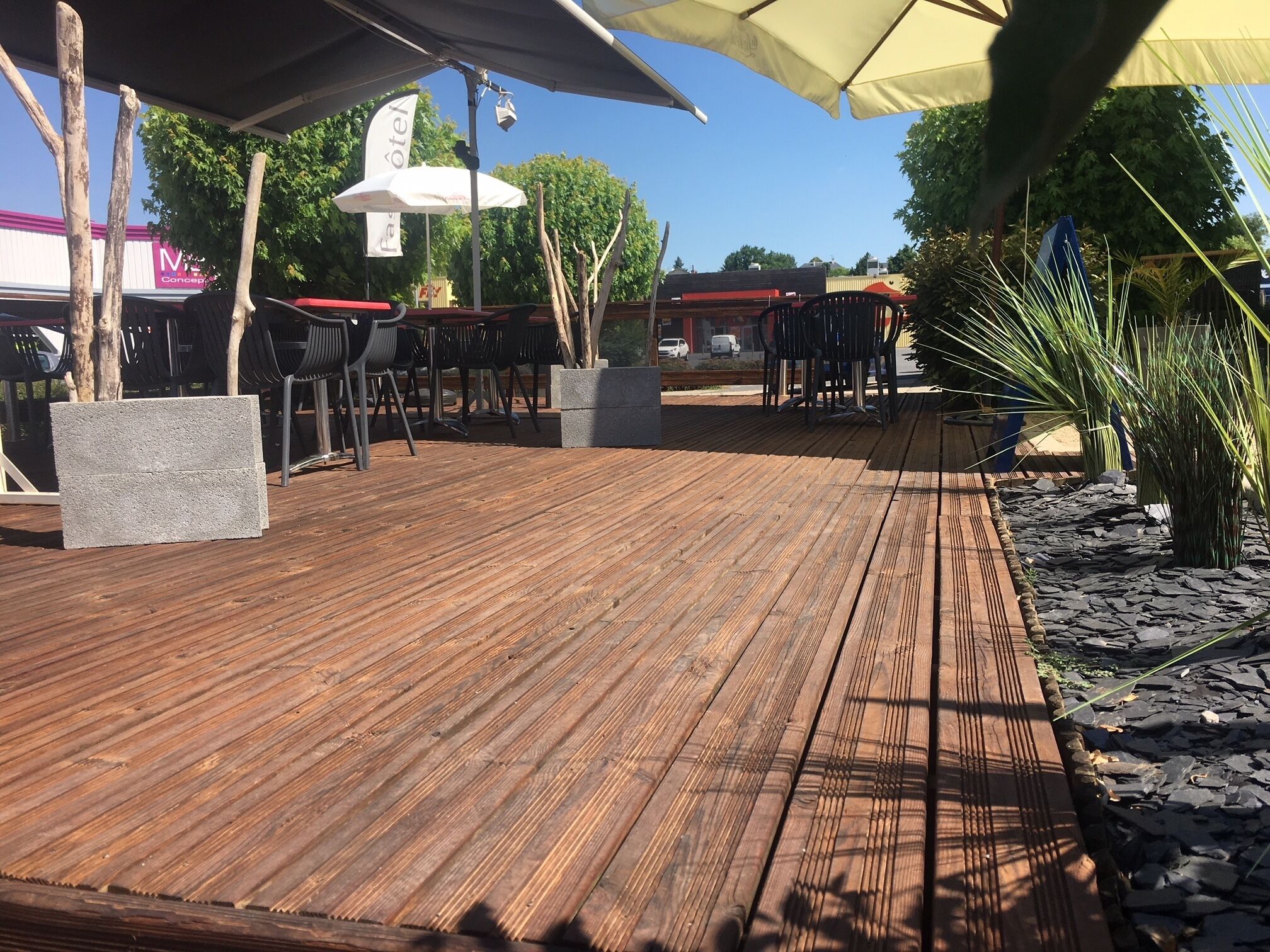 Lunch and dinner served, French cuisine