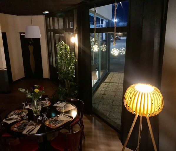 Déjeuner et dîner servis sur place, spécialités Cuisine française