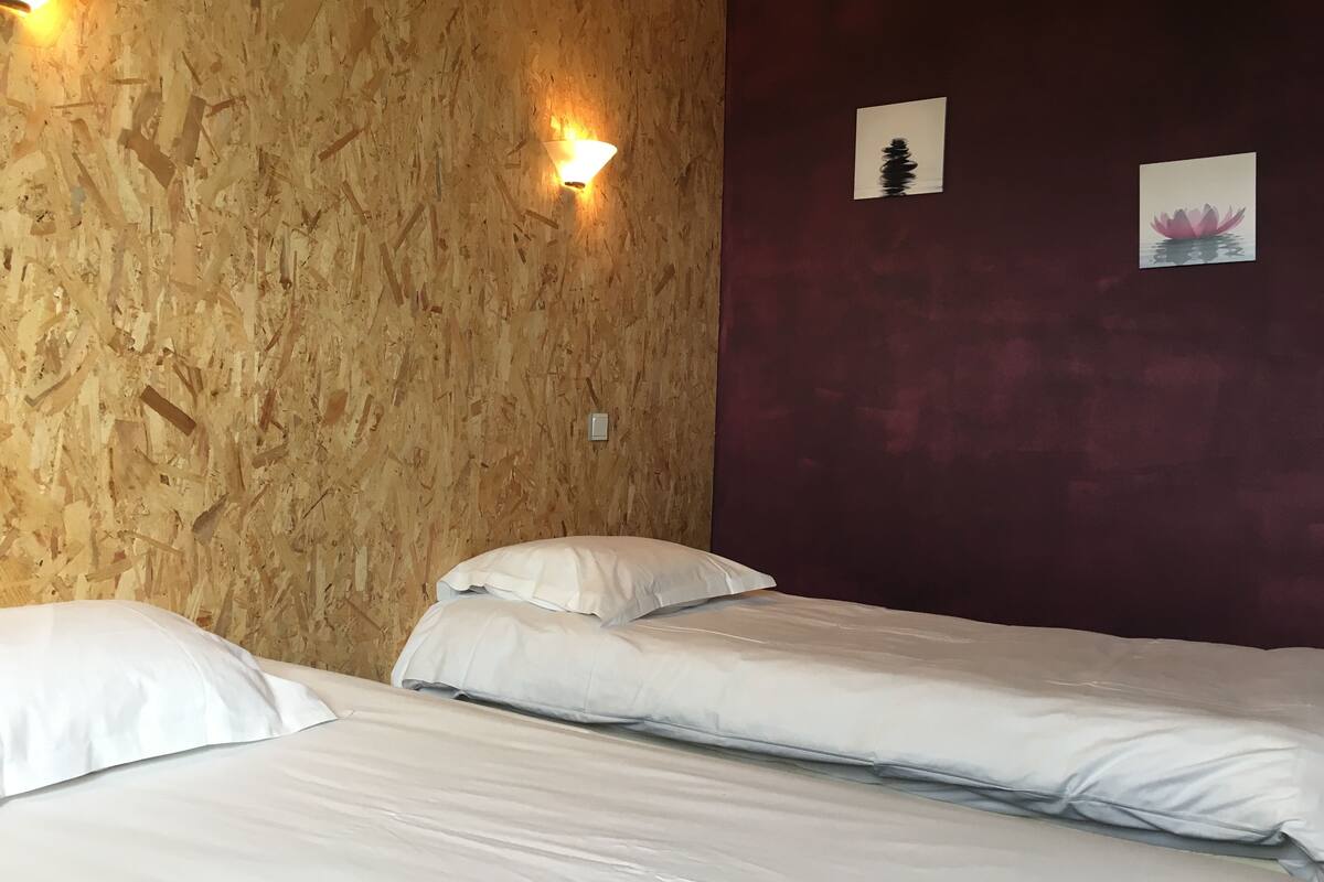 twin room | individually decorated, individually furnished, desk, soundproofing