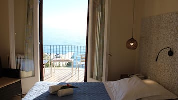 Doppelzimmer, Balkon, Meerblick | Zimmersafe, kostenlose Babybetten, kostenloses WLAN, Bettwäsche