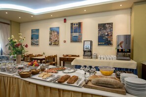 Free daily buffet breakfast - Popi Star (Corfu)