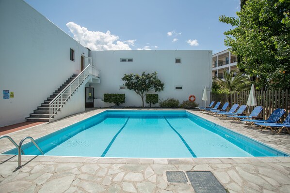 Seasonal outdoor pool, open 8 AM to 7:30 PM, pool umbrellas