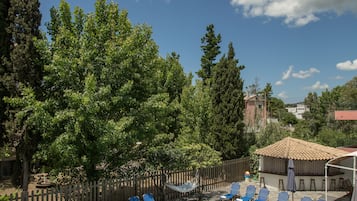 Piscine extérieure (ouverte en saison), parasols de plage