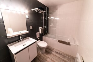 Designer-Toilettenartikel, Haartrockner, Handtücher, Seife