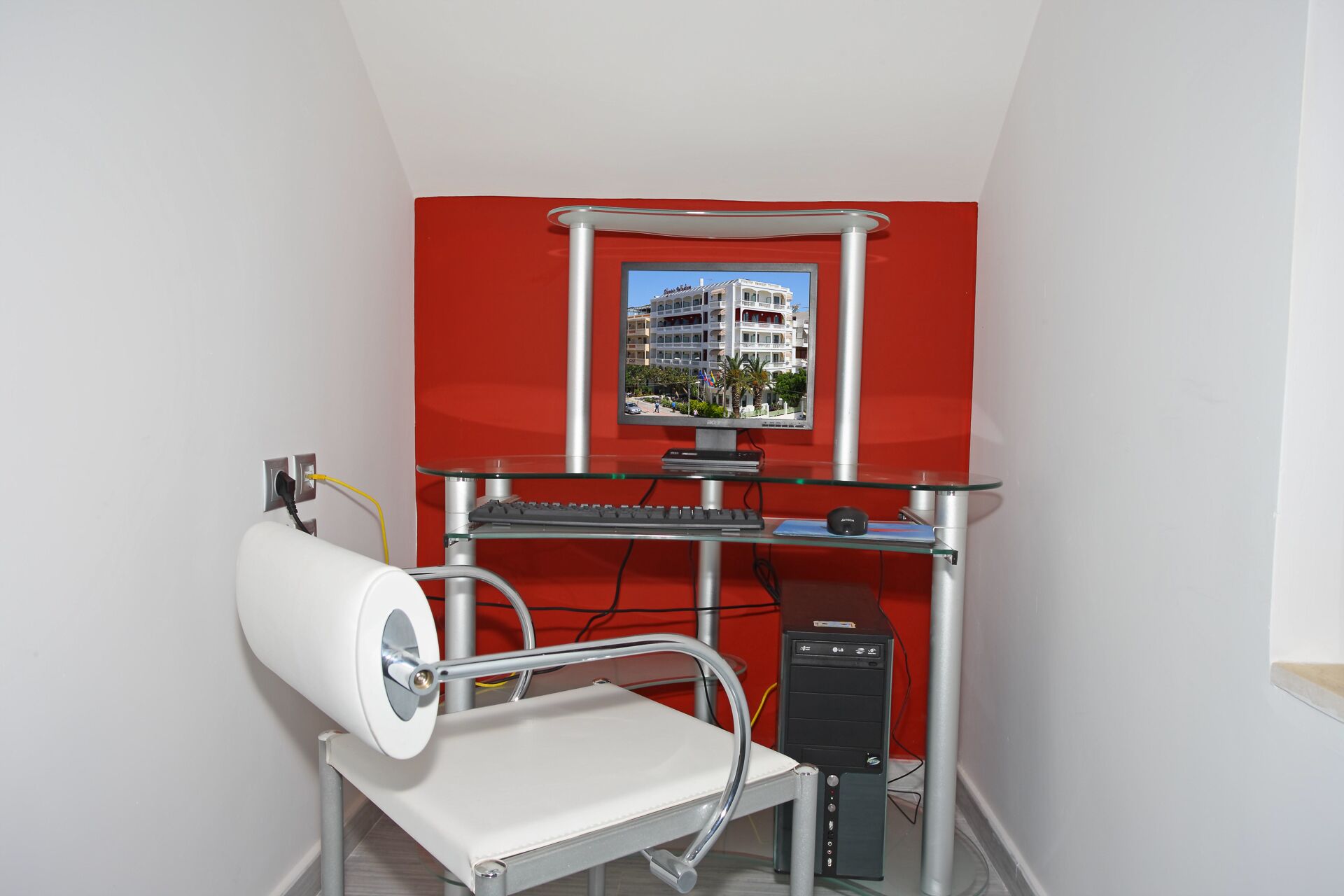 Ein Behandlungsraum mit Computermonitor, Tastatur und Patientinnenbett.